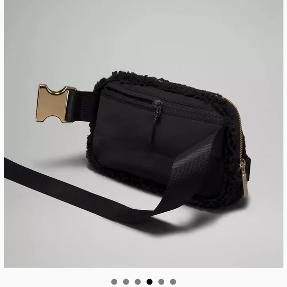 NWT Lululemon Everywhere Fleece 1L Belt Bag Gold Hardware Strap Black New - Picture 4 of 8